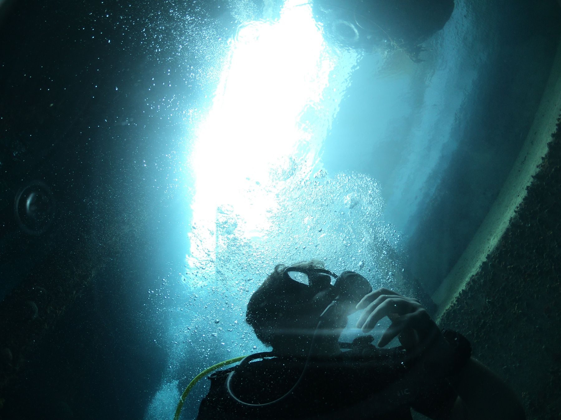 Plongeur sous la lumière de la surface